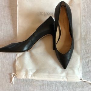 Banana republic 12 hour Madison pointy toe pump